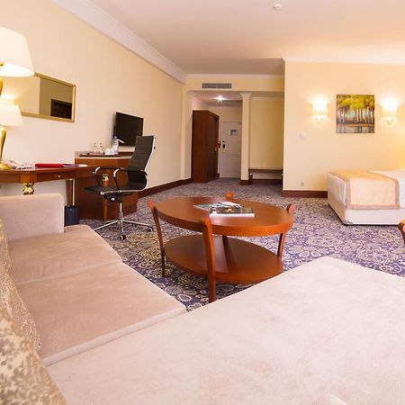 Ramada By Wyndham Almaty Exterior foto