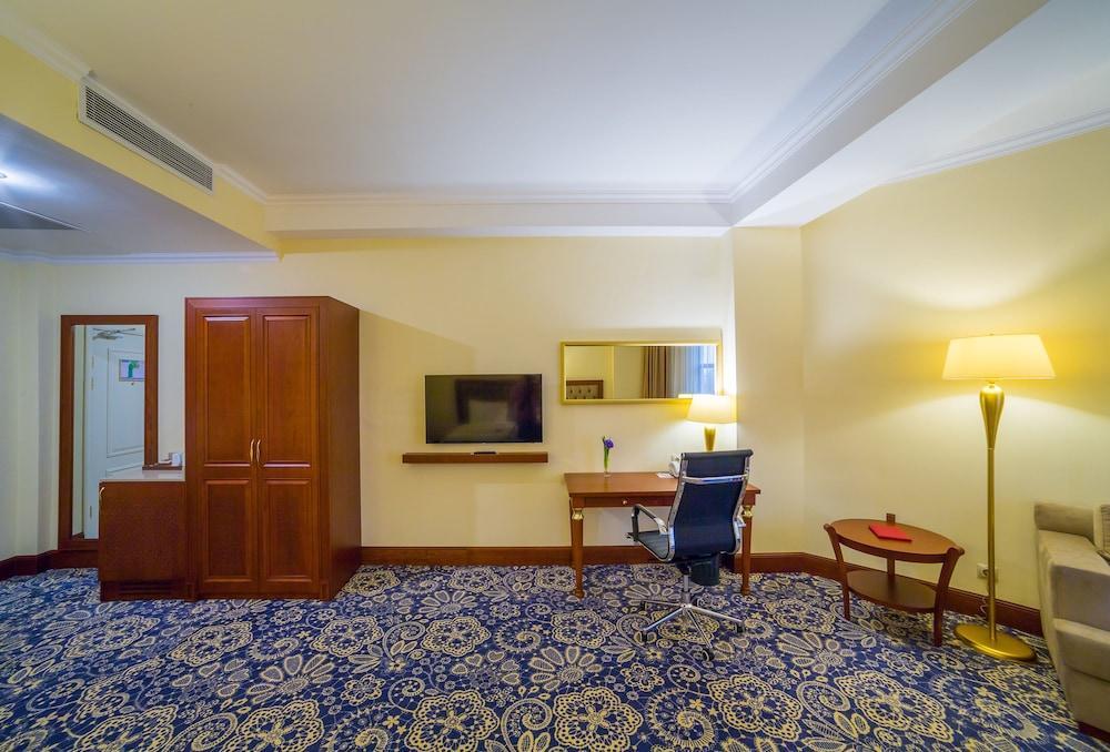 Ramada By Wyndham Almaty Exterior foto