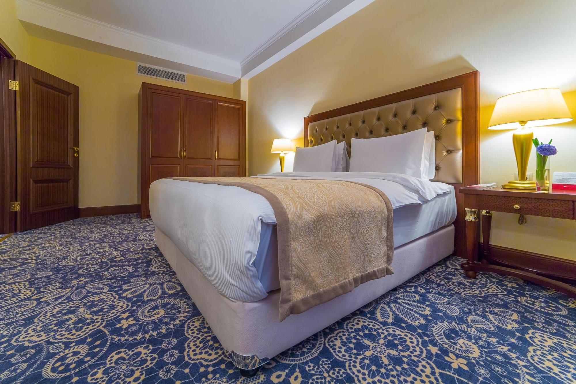 Ramada By Wyndham Almaty Exterior foto