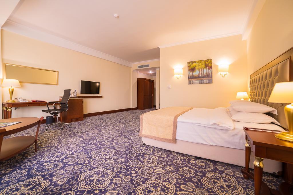 Ramada By Wyndham Almaty Exterior foto