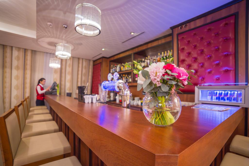Ramada By Wyndham Almaty Exterior foto