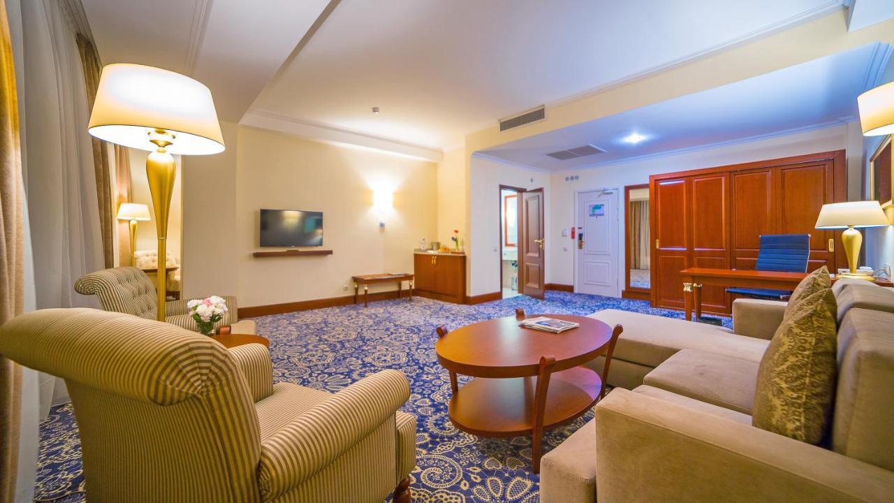 Ramada By Wyndham Almaty Exterior foto