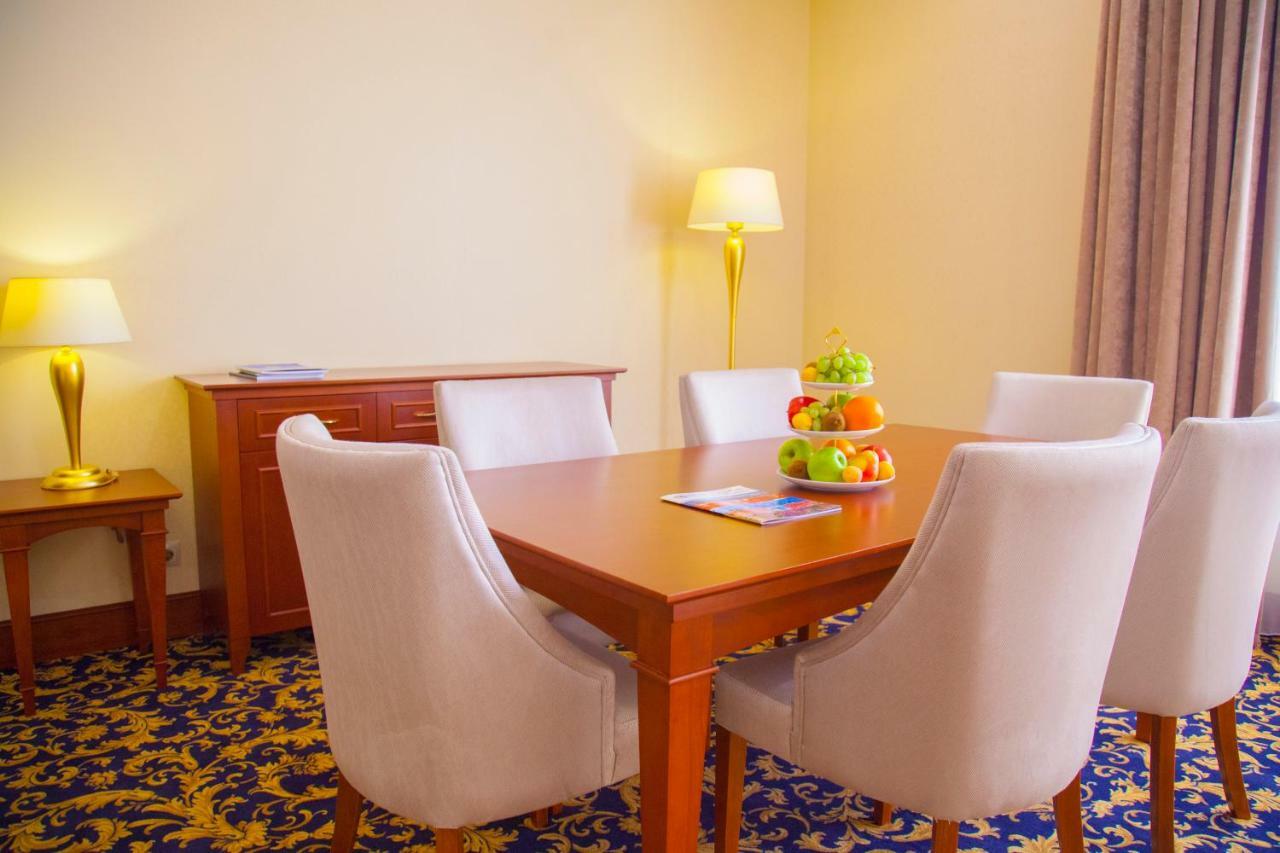 Ramada By Wyndham Almaty Exterior foto