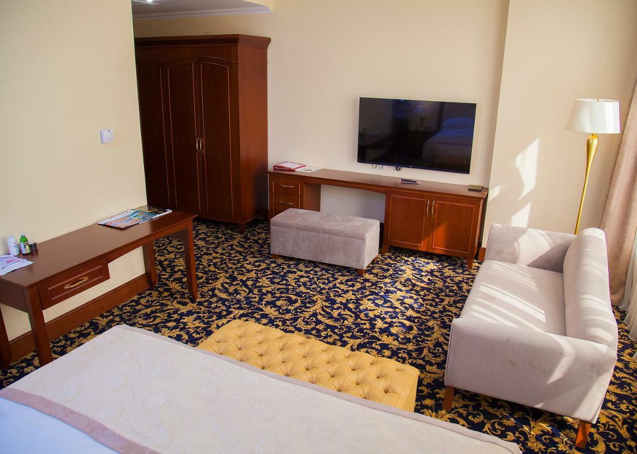 Ramada By Wyndham Almaty Exterior foto